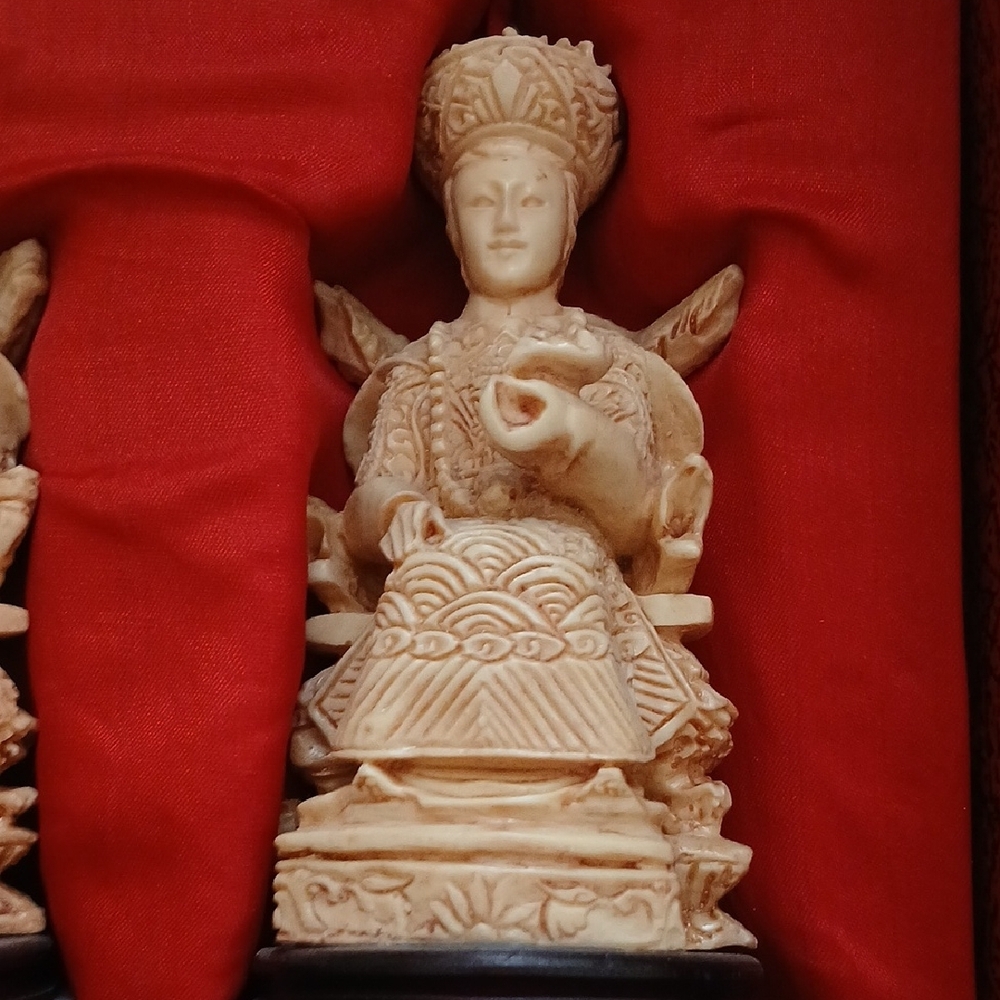 Intricate Carved Figurines in Decorative Box Vintage - Picture 3 of 7